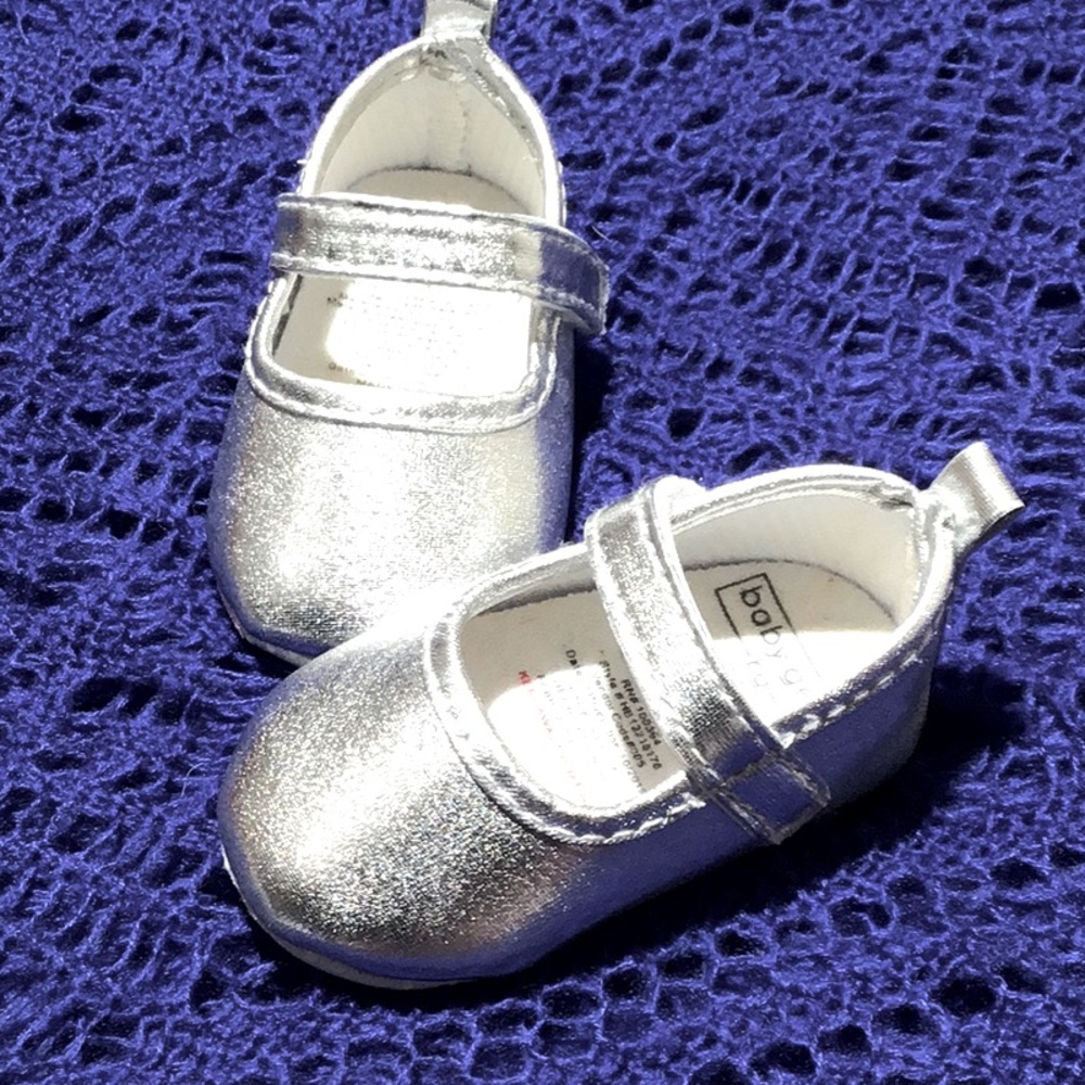 * BABY GEAR* SILVER * VELCRO STRAP * SZ 0-3M